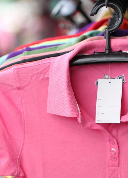 rosa Hemd auf einem Kleiderbügel. - Foto, Bild