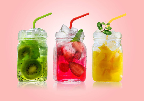 Bright Coloridas bebidas refrescantes de verano en frascos de vidrio y pajitas sobre un fondo rosa - Foto, imagen