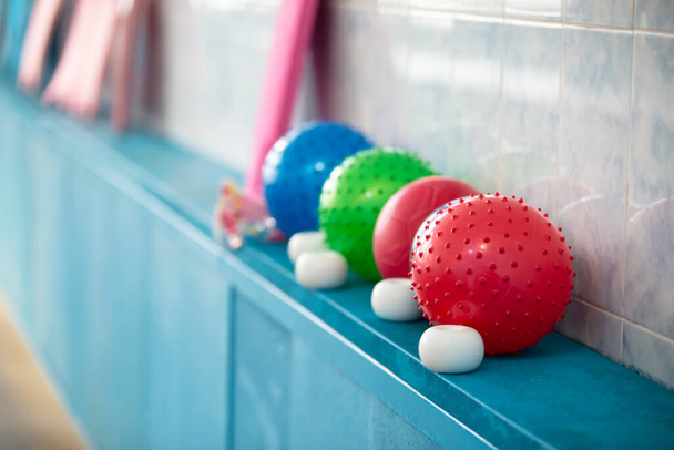 Гумові різнокольорові кульки з прищами для спорту
. - Фото, зображення