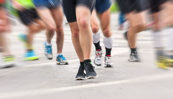 Szczegóły nóg biegaczy na początku maraton  - Zdjęcie, obraz