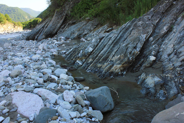 Azerbaijão. Belo rio entre as rochas. - Foto, Imagem