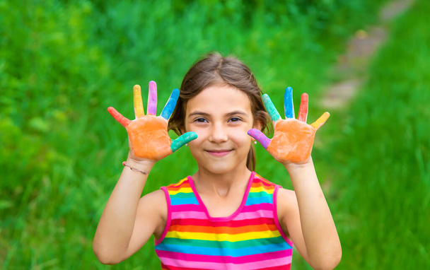 Lächeln auf den Händen eines Kindes, das zeichnet. Selektiver Fokus. Kind. - Foto, Bild