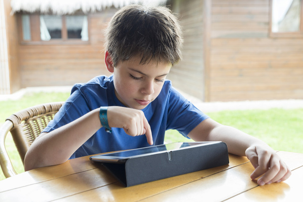 Junge und ein Tablet digital - Foto, Bild