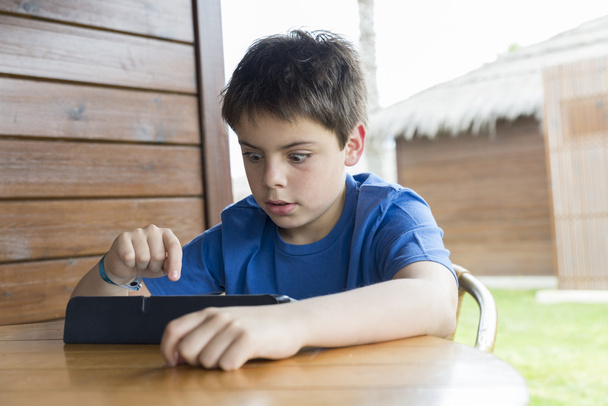 Niño y una tableta digital
 - Foto, Imagen