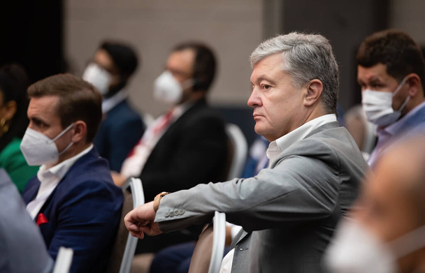 ANTALYA, TURCHIA - 19 giugno 2021: Quinto Presidente dell'Ucraina Petro Poroshenko durante il Forum della Diplomazia di Antalya che è un incontro di alto livello di professionisti che si occupano di diplomazia - Foto, immagini