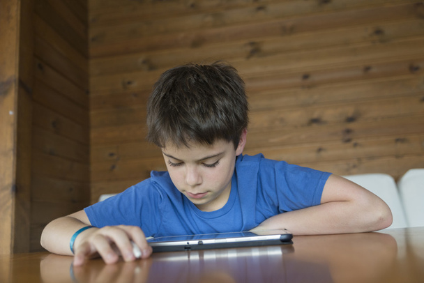 jongen en een digitale tablet - Foto, afbeelding