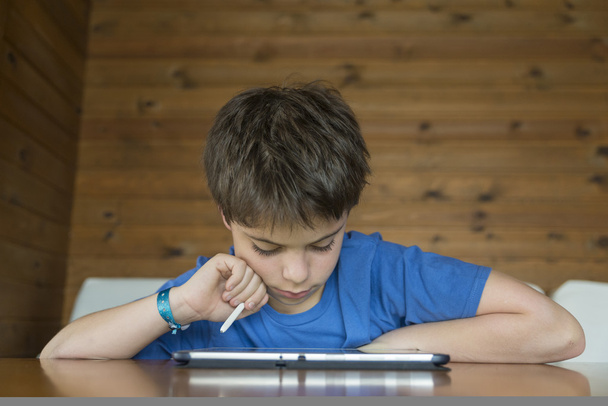 Молодий хлопчик і планшет цифровий
 - Фото, зображення