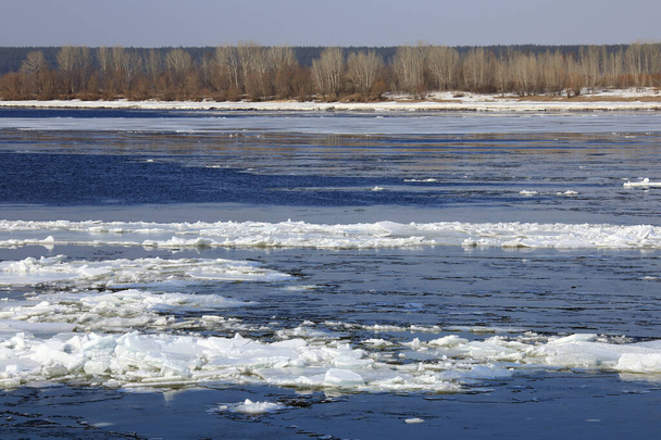 landscape ice drift on the river in the spring on a sunny day  - Zdjęcie, obraz