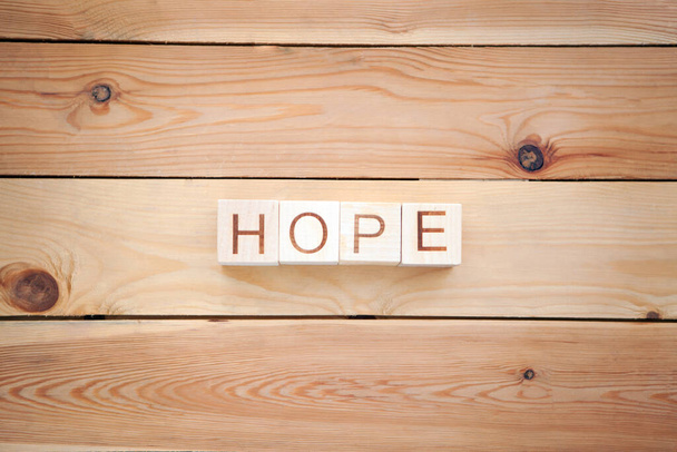 Reménység szó fából készült kocka háttér, koncepció kép a remény és a hit - Fotó, kép