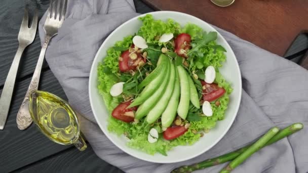 Ensalada de aguacate hojas de lechuga tomate. concepto de alimentos saludables - Imágenes, Vídeo