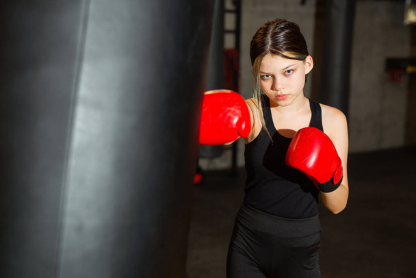 beautiful young woman at boxing training in the gym - Φωτογραφία, εικόνα