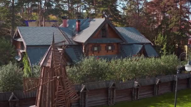 Fabulosa casa decorativa Teremok en un parque en una zona boscosa en tamaño completo. Vídeo. Concepto de folklore ruso, cuentos de hadas. - Imágenes, Vídeo