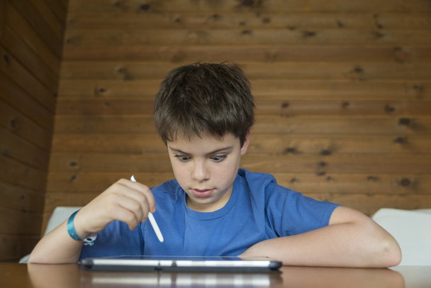 genç bir çocuk ve bir tablet dijital - Fotoğraf, Görsel