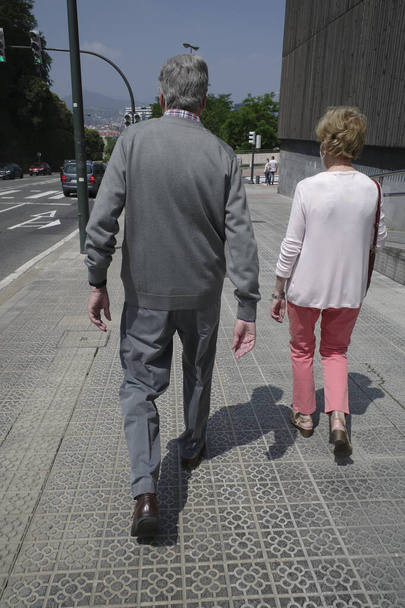 Стареющая пара, идущая по улице - Фото, изображение