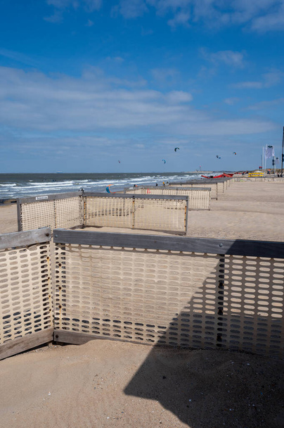 Esportes aquáticos em praias de areia na pequena cidade belga Knokke-Heist, destino de férias de luxo, férias de verão - Foto, Imagem