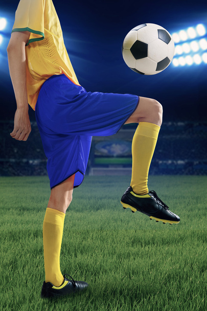 Soccer player training to control the ball - Valokuva, kuva