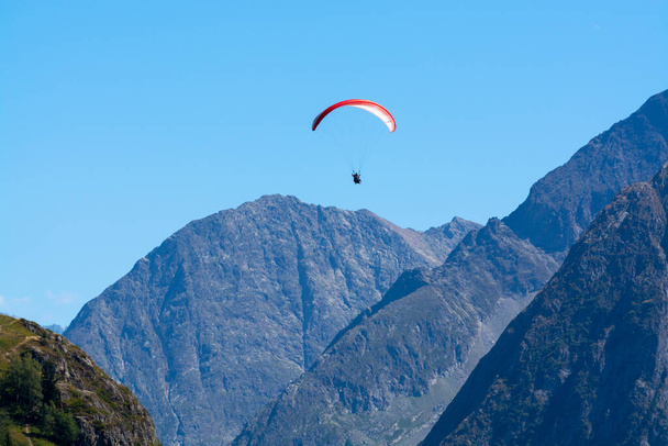 Paraplaners em tandem planando no céu azul com vista sobre as montanhas alpinas no paraplano - Foto, Imagem