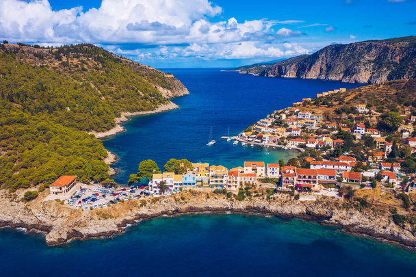 Aerial drone view video of beautiful and pinturesque colorful traditional fishing village of Assos in island of Cefalonia, Jonian, Greece. Península de Assos en Cefalonia (Cefalonia), Grecia - Foto, imagen