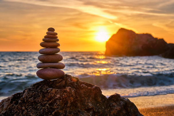Conceito de equilíbrio e harmonia - pilha de pedra na praia - Foto, Imagem