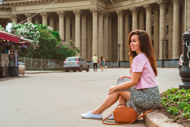 Mladá krásná žena prochází centrem města na náměstí kazašské katedrály v Petrohradě - Fotografie, Obrázek