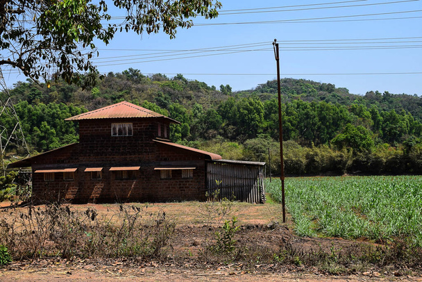 Archivbild eines traditionellen indischen Bauernhauses inmitten landwirtschaftlicher Flächen in Kolhapur Maharashtra Indien. - Foto, Bild