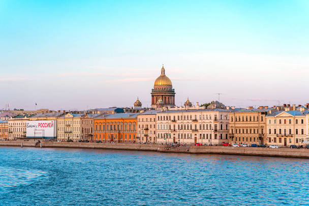 Panorama estival de la ville et de la rivière à Saint-Pétersbourg. Vue carte postale et concept de tourisme fluvial au coucher du soleil - Photo, image