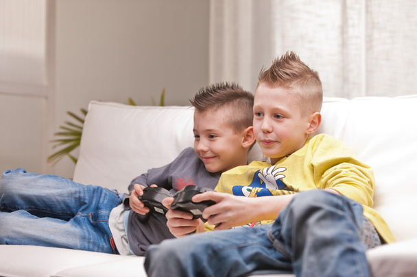 Deux enfants jouant à des jeux vidéo
 - Photo, image