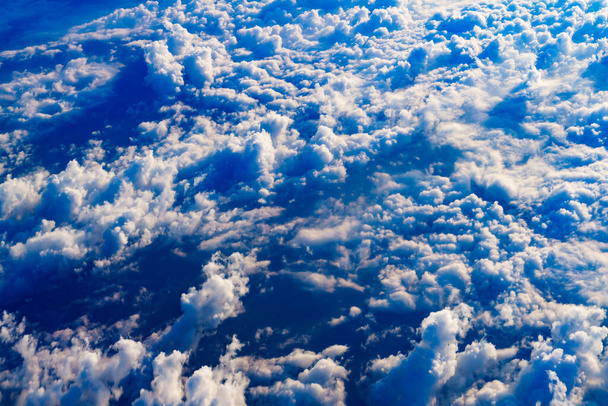 Blick aus dem Flugzeugfenster auf die Wolken - Foto, Bild