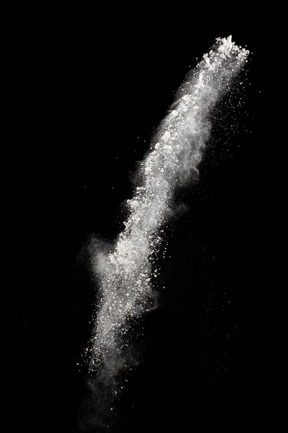 Fehér por robbanás felhő ellen fekete hátter.Fehér por részecskék splash. - Fotó, kép
