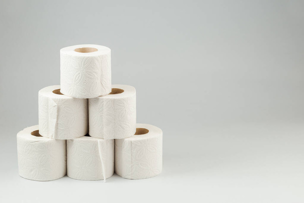 Piramida Rolls papieru toaletowego na szarym tle. Kopiuj miejsce na tekst - Zdjęcie, obraz
