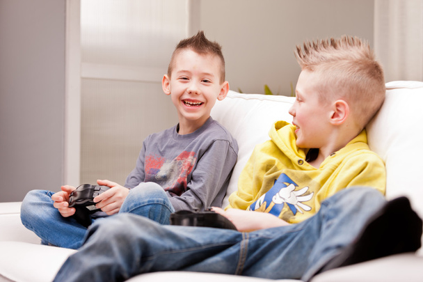 Dos niños jugando videojuegos
 - Foto, Imagen