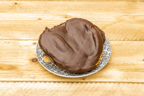 Palmeira de chocolate super que lhe diz, coma-me, em cima de uma mesa de madeira beleza não envernizada - Foto, Imagem