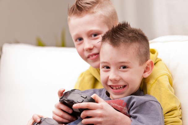 Двое детей играют в видеоигры
 - Фото, изображение