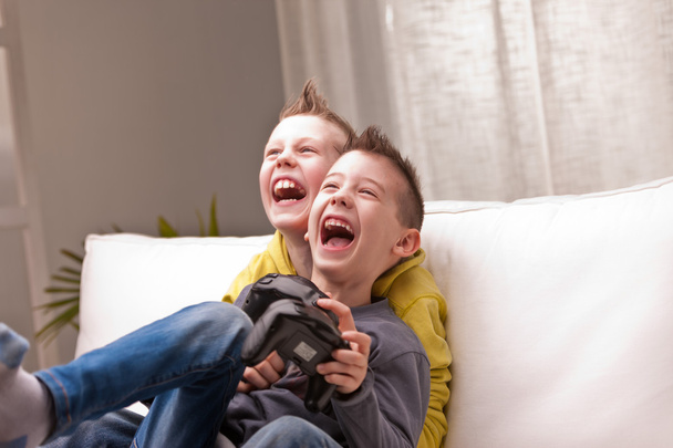 Двое детей играют в видеоигры
 - Фото, изображение