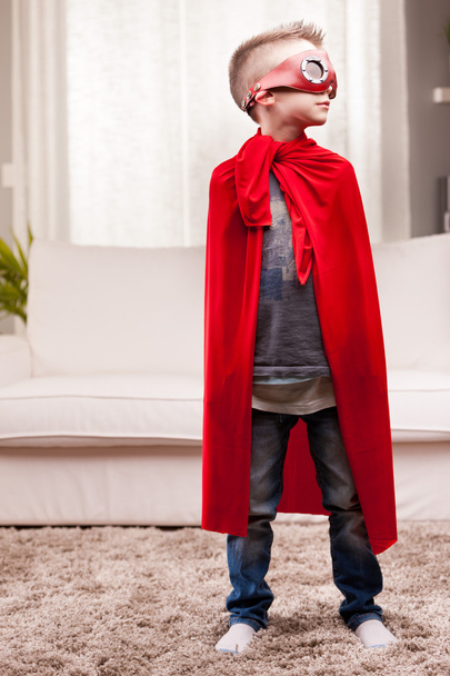 superhrdina obývací pokoj kid červený plášť - Fotografie, Obrázek