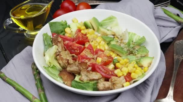 Веганский здоровый радужный салат с киноа, томатами, авокадо и кале на белом фоне. Концепция здорового питания. - Кадры, видео