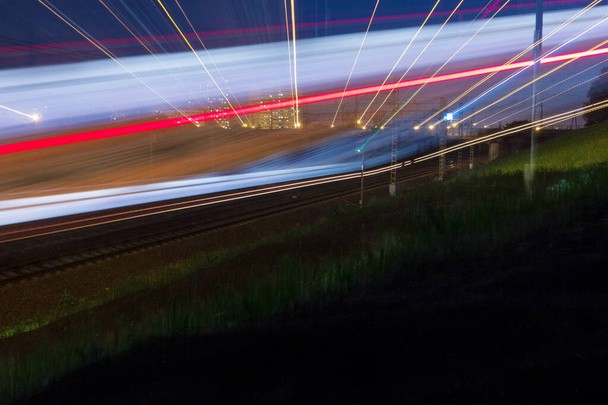 Le train électrique a laissé une belle traînée de phares derrière elle Photo prise sur les voies du quartier Butyrsky, Moscou, à l'été 2021, train, ciel, circulation. - Photo, image