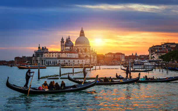 Canal con góndolas en Venecia, Italia. Arquitectura y monumentos de Venecia. Postal de Venecia con góndolas de Venecia. - Foto, imagen