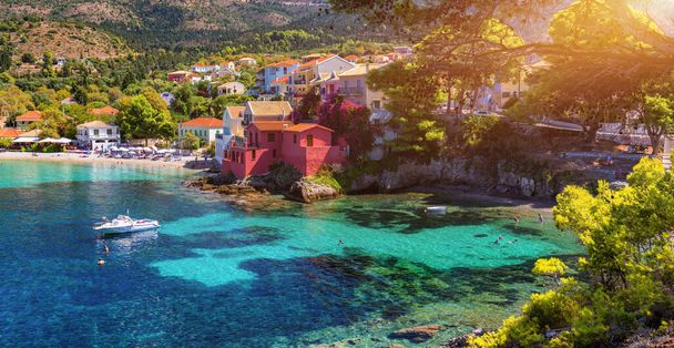 Χωριό Άσσος στην Κεφαλονιά. Τυρκουάζ χρωματιστός κόλπος στη Μεσόγειο θάλασσα με όμορφα πολύχρωμα σπίτια στο χωριό Άσος στην Κεφαλονιά, Ελλάδα, Ιόνιο, Κεφαλονιά, Άσσο. - Φωτογραφία, εικόνα