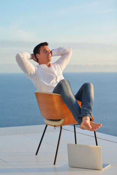 mladý muž na balkoně - Fotografie, Obrázek