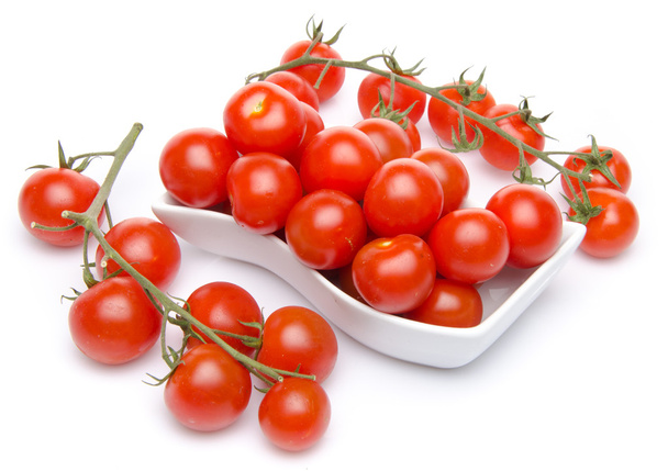 Tomates dans une coupe blanche et tomates cerises
 - Photo, image