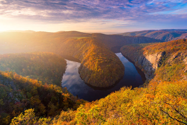 美しいVyhlidka Maj, Lookout Maj, Teletin近く,チェコ共和国.上から見たカラフルな秋の森に囲まれたヴルタヴァ川の蛇行。チェコの風景の中に観光名所。チェコ. - 写真・画像