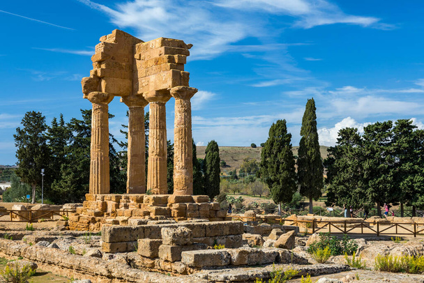 Castor és Pollux temploma, Dioscuri testvérek, panorámás banner kép. Már csak négy oszlopa maradt, az Agrigento szimbóluma. Templomok völgye Agrigento, Szicília, Olaszország. - Fotó, kép