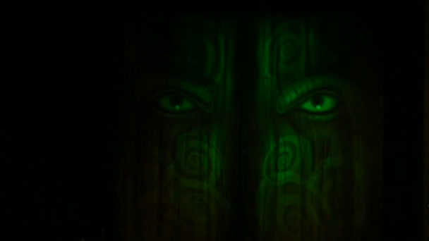 Iluminación multicolor en la puerta de la cara del diablo, Full HD
. - Metraje, vídeo