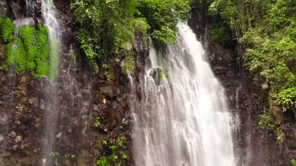 Bella cascata tropicale. Filippine, Mindanao. - Filmati, video