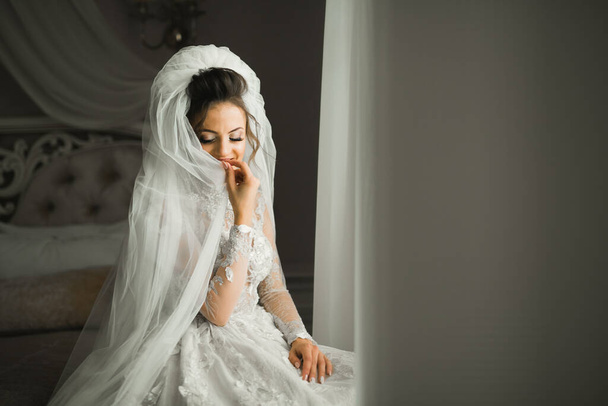 Portrait of beautiful bride with fashion veil at wedding morning - Φωτογραφία, εικόνα