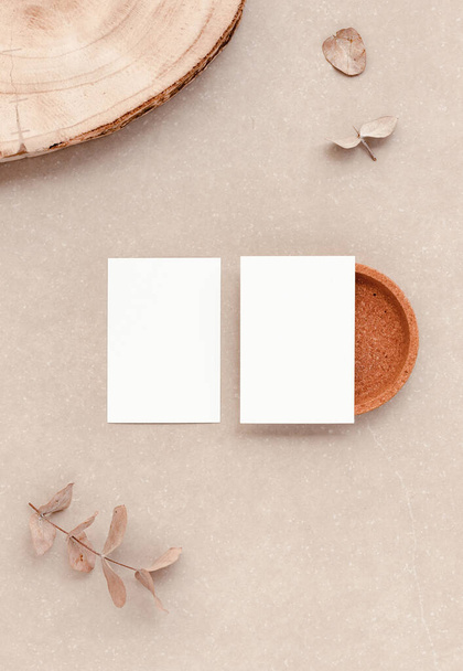İki dikey beyaz kartvizit tasarım konsepti ve doğal elementler için bir araya geliyor. Beyaz ziyaretçi kartı, ön ve arka tarafta organik renkler var. Markalaşma konsepti, logonuzu takın - Fotoğraf, Görsel