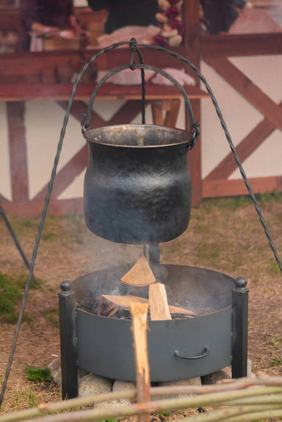 オープン火災の上に鍋に食べ物を準備する – キャンプコンセプト - 写真・画像