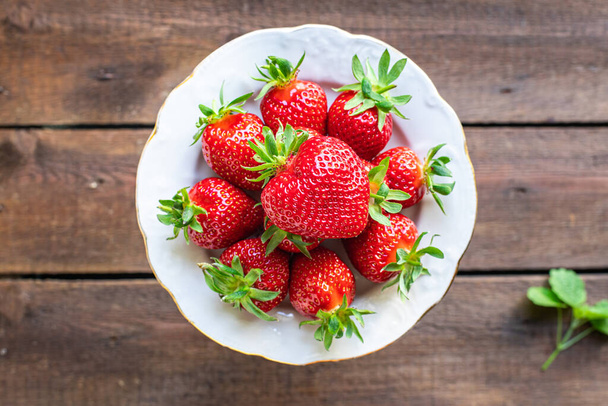 Φράουλα ώριμα γλυκά επιδόρπιο βιολογικό αντίγραφο χώρο τροφίμων φόντο ρουστίκ top view τροφίμων - Φωτογραφία, εικόνα