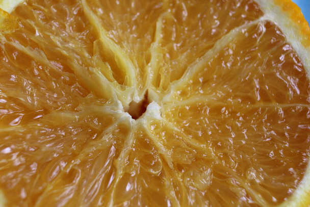 pomerančový záběr zblízka. Makro foto jíst pomerančové ovoce. oranžové ovoce pozadí. - Fotografie, Obrázek